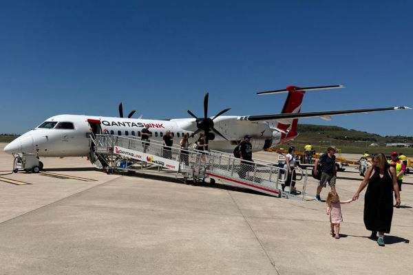 wm-qantaslink-sunstate-airlines-dash-8-vh-lqg-at-wtb-dec-2025-10008FB6350F-9FE1-2F40-D1ED-E6E4FCCAB7CA.jpg