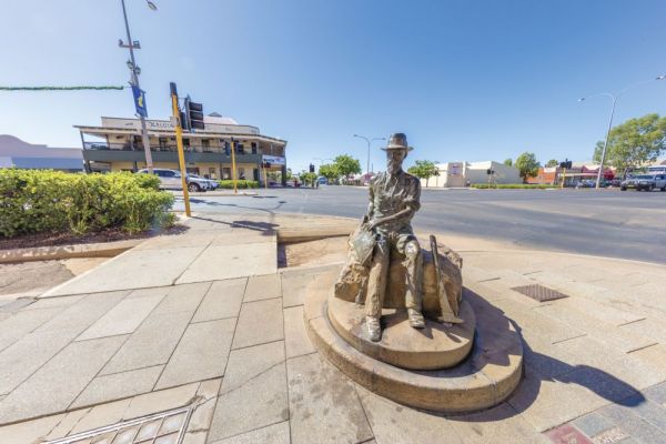 twa-kalgoorlie-hannanstatue-1000D244F4E8-FC94-589B-0FC0-3578346B597E.jpg